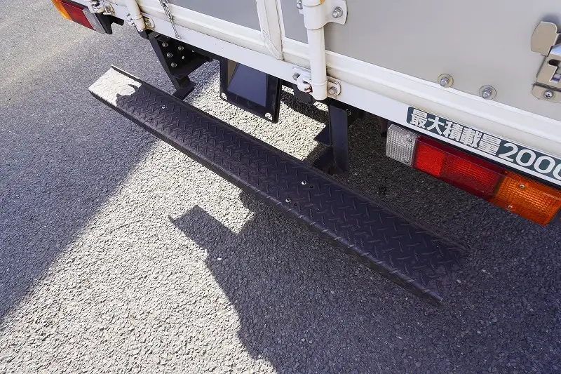 三菱 キャンター 小型 アルミバン サイドドア 3枚観音の中古トラック画像8