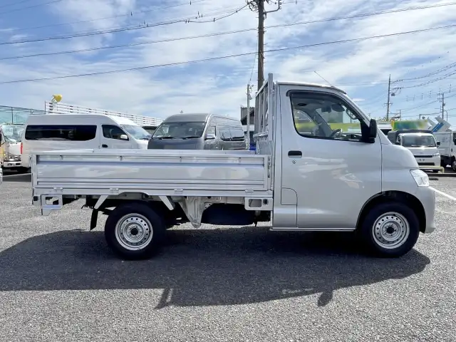 トヨタ タウンエース 小型 平ボディ 5BF-S413U R4の中古トラック画像3