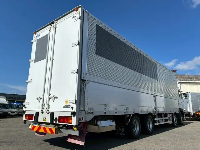 日産UD クオン 大型 ウイング エアサス ベッドの中古トラック画像3