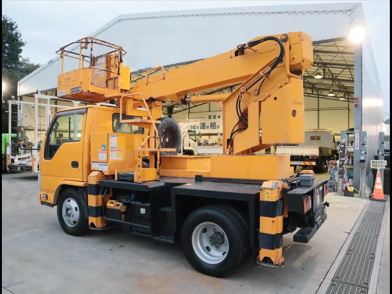 いすゞ エルフ 小型 高所・建柱車 高所作業車 BKG-NKR85Nの中古トラック画像5
