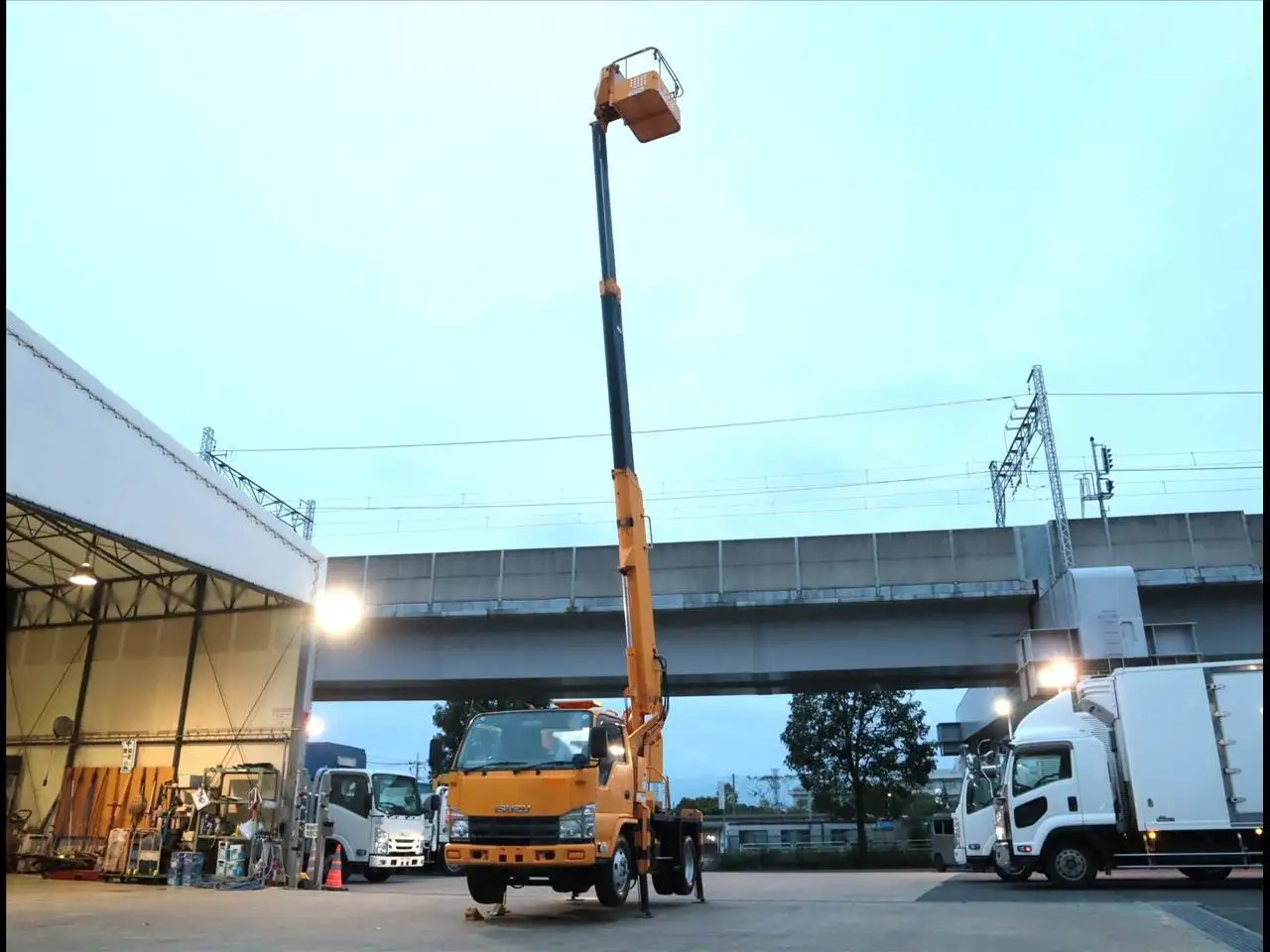 いすゞ エルフ 小型 高所・建柱車 高所作業車 BKG-NKR85Nの中古トラック画像6