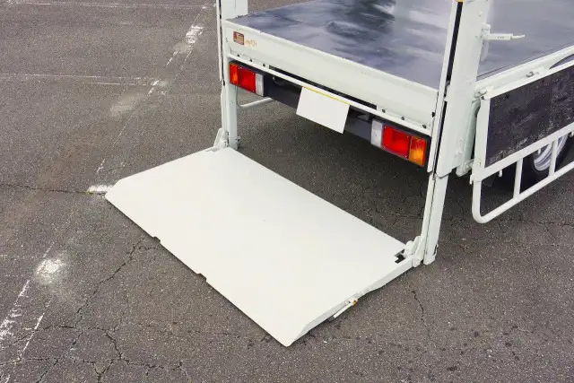 いすゞ エルフ 小型 平ボディ パワーゲート 床鉄板の中古トラック画像10