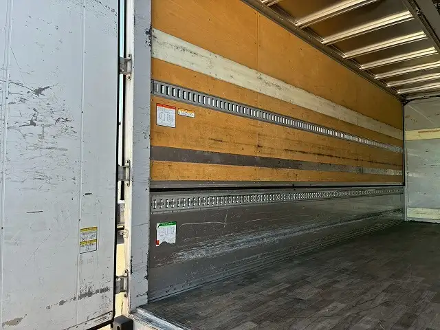 いすゞ フォワード 中型/増トン ウイング エアサス ベッドの中古トラック画像10