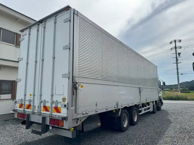 いすゞ ギガ 大型 ウイング エアサス ベッドの中古トラック画像3
