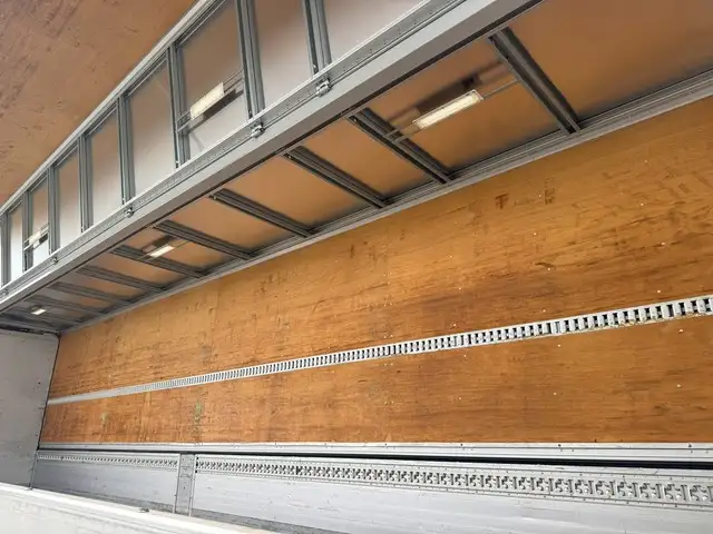 いすゞ ギガ 大型 ウイング エアサス ベッドの中古トラック画像6