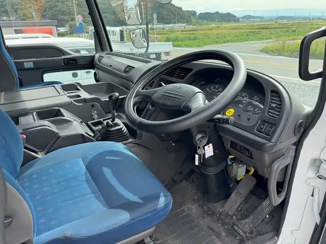 いすゞ ギガ 大型 ウイング エアサス ベッドの中古トラック画像9