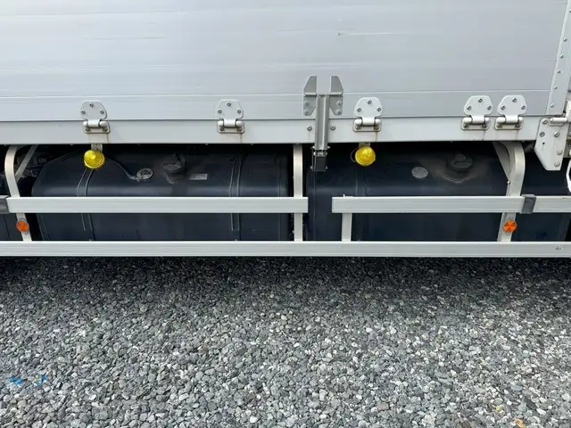 いすゞ ギガ 大型 ウイング エアサス ベッドの中古トラック画像15