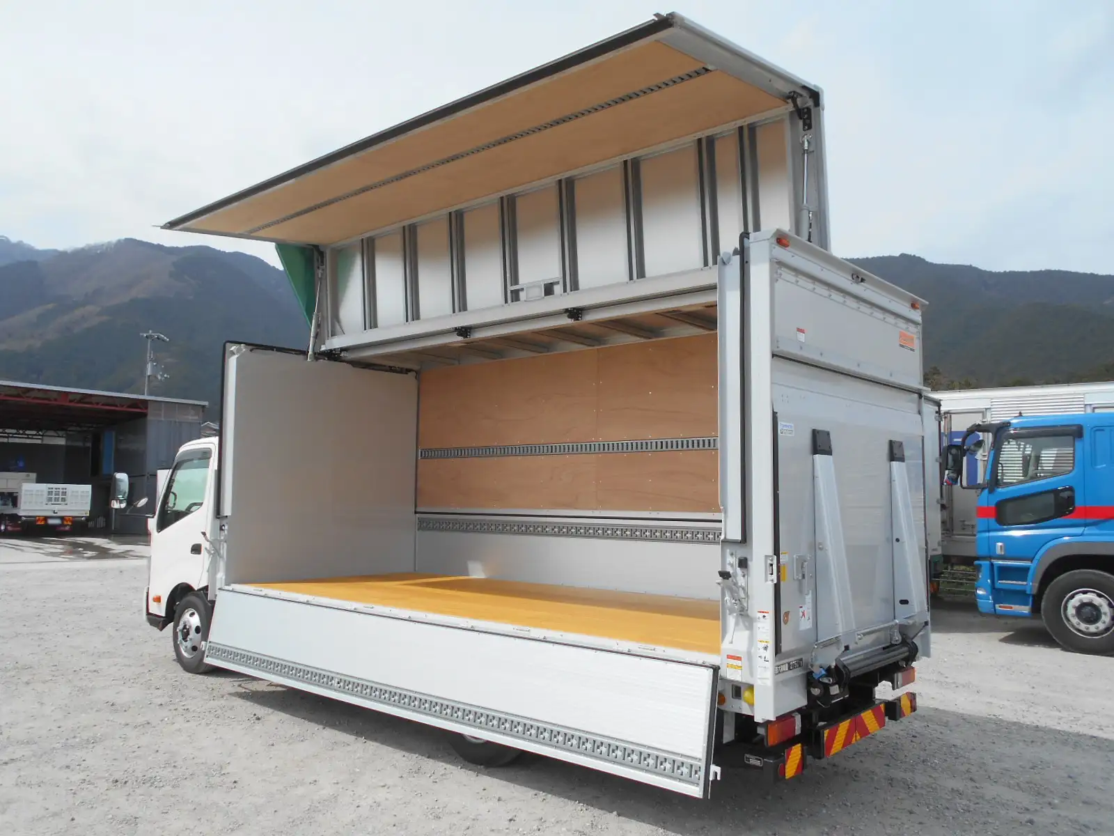 日野 デュトロ 小型 ウイング パワーゲート 2KG-XZU722Mの中古トラック画像5