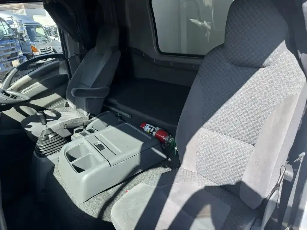 いすゞ フォワード 中型/増トン ウイング エアサス ベッドの中古トラック画像12