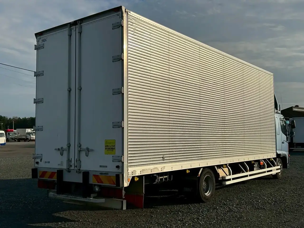 日野 レンジャー 中型/増トン アルミバン エアサス ベッドの中古トラック画像3