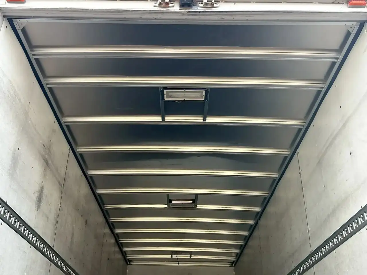 日野 レンジャー 中型/増トン アルミバン エアサス ベッドの中古トラック画像9