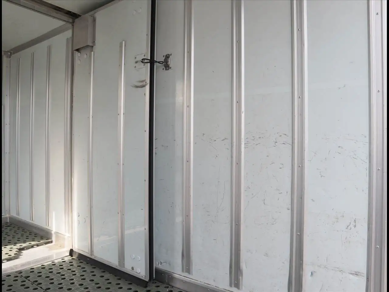 日野 デュトロ 小型 冷凍冷蔵 低温 床ステンの中古トラック画像9