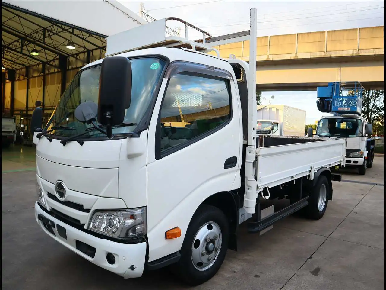 日野 デュトロ 小型 平ボディ 2RG-XZU645M R3 の中古トラック【車両No.199975】