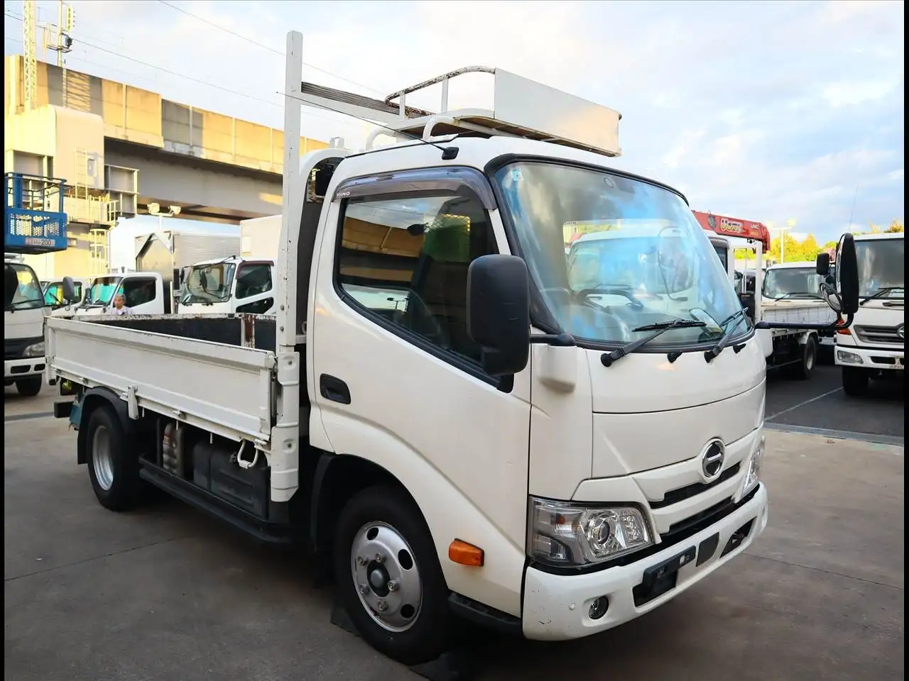 日野 デュトロ 小型 平ボディ 2RG-XZU645M R3の中古トラック画像2