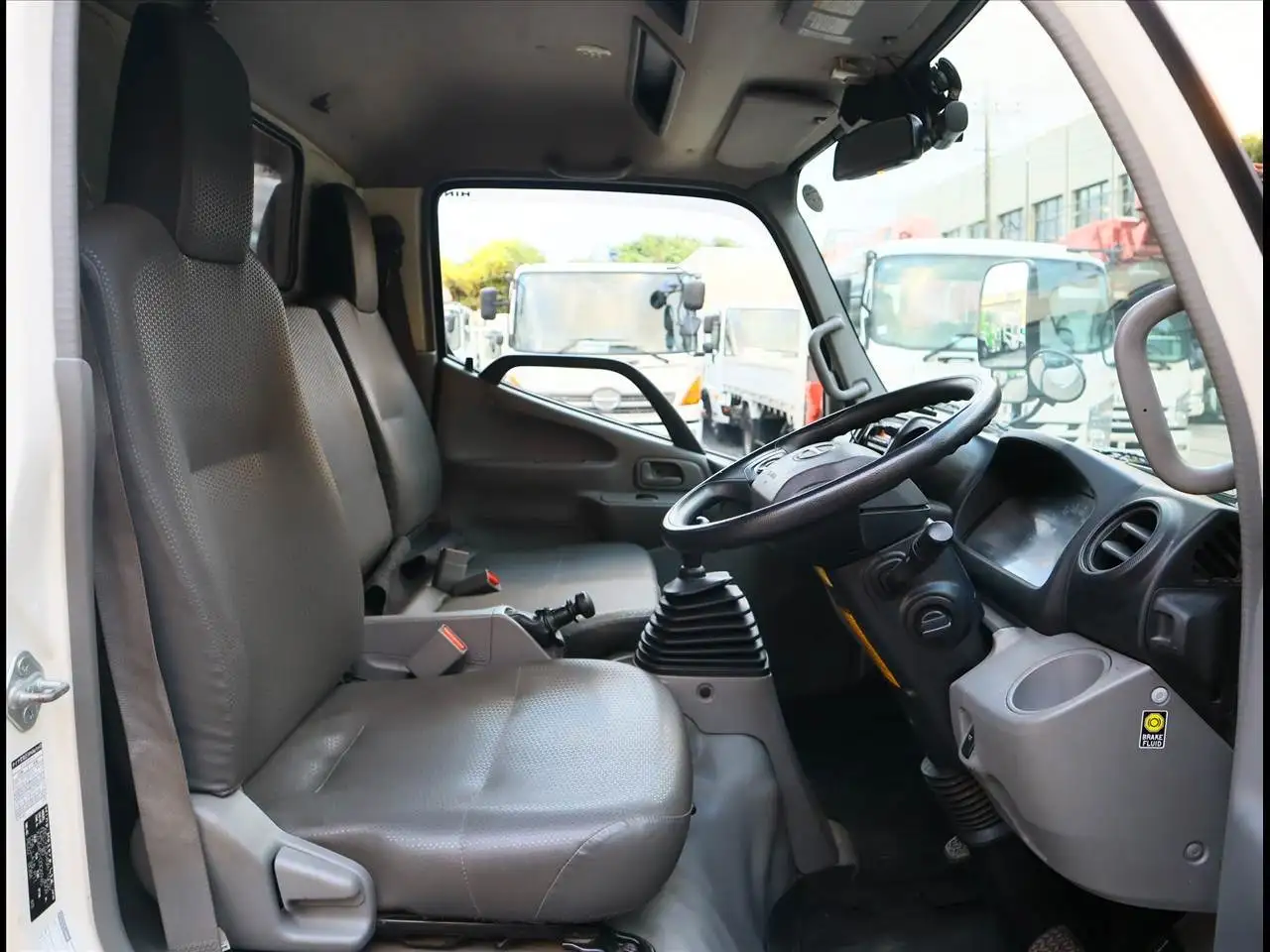 日野 デュトロ 小型 平ボディ 2RG-XZU645M R3の中古トラック画像10