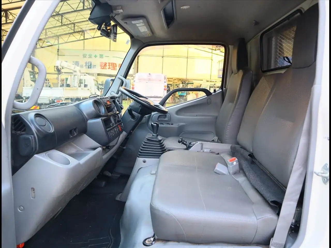日野 デュトロ 小型 平ボディ 2RG-XZU645M R3の中古トラック画像11