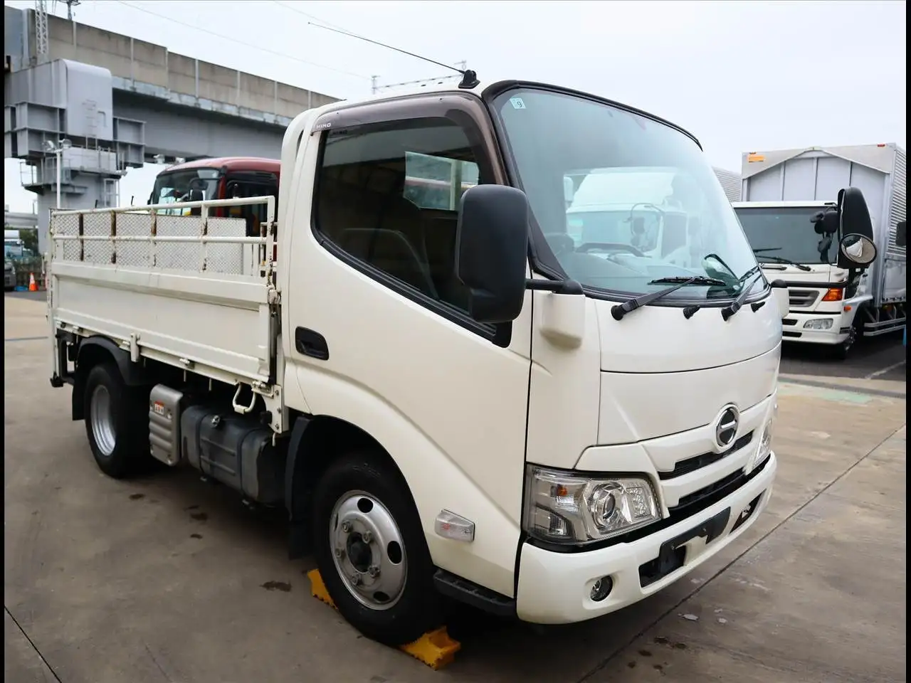 日野 デュトロ 小型 平ボディ パワーゲート 床鉄板の中古トラック画像2