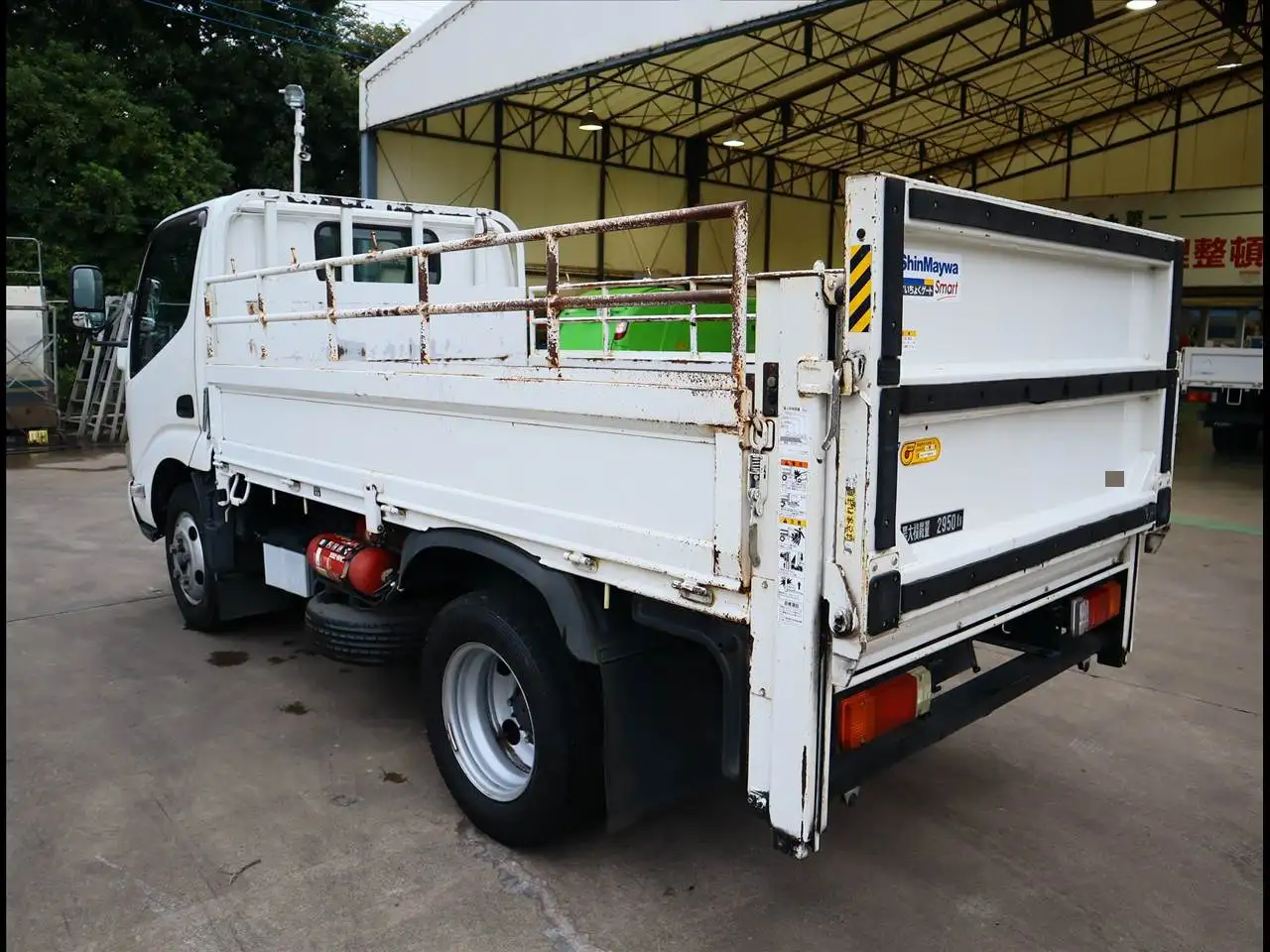 日野 デュトロ 小型 平ボディ パワーゲート 床鉄板の中古トラック画像4