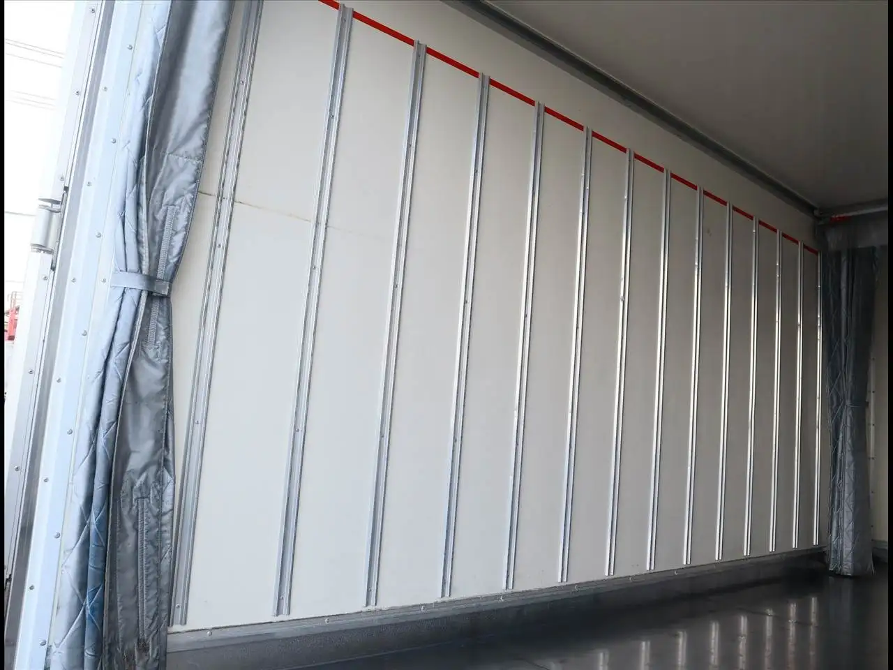 いすゞ エルフ 小型 冷凍冷蔵 中温 床ステンの中古トラック画像9