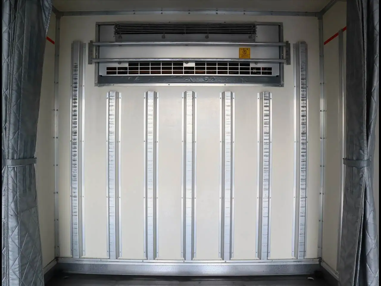 いすゞ エルフ 小型 冷凍冷蔵 中温 床ステンの中古トラック画像6