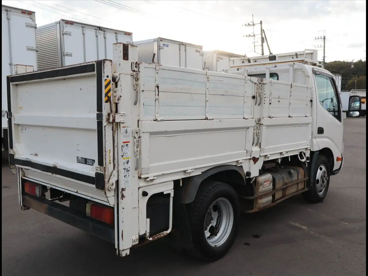 日野 デュトロ 小型 平ボディ パワーゲート 床鉄板の中古トラック画像3