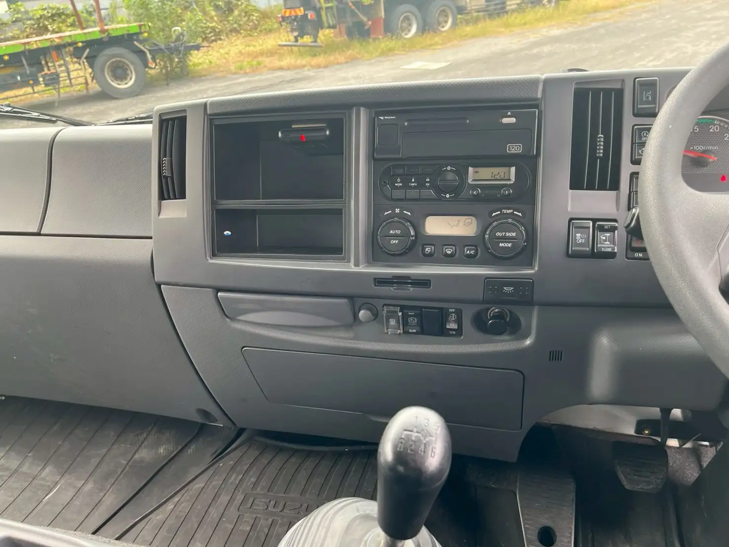 いすゞ フォワード 中型/増トン ウイング ベッド TKG-FRR90S2の中古トラック画像14