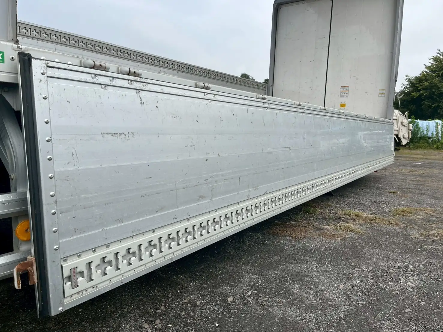 いすゞ フォワード 中型/増トン ウイング ベッド TKG-FRR90S2の中古トラック画像9