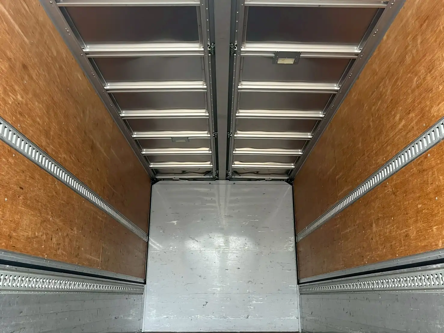 いすゞ フォワード 中型/増トン ウイング ベッド TKG-FRR90S2の中古トラック画像5