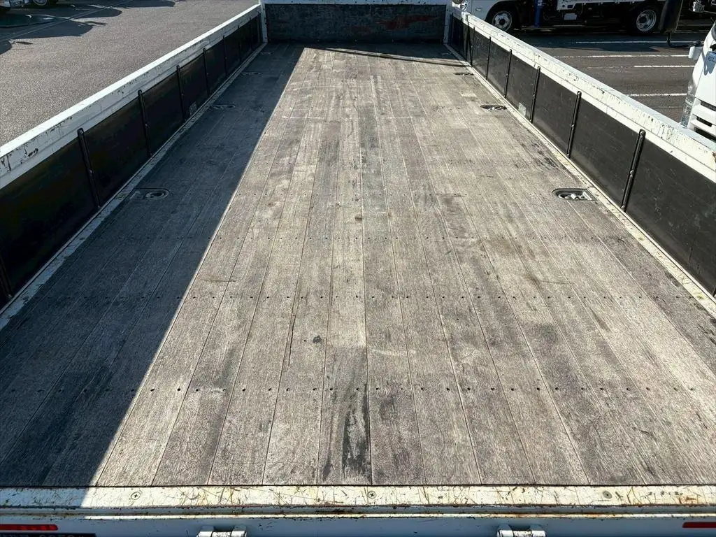 いすゞ フォワード 中型/増トン 平ボディ ベッド 2PG-FRR90S2の中古トラック画像9