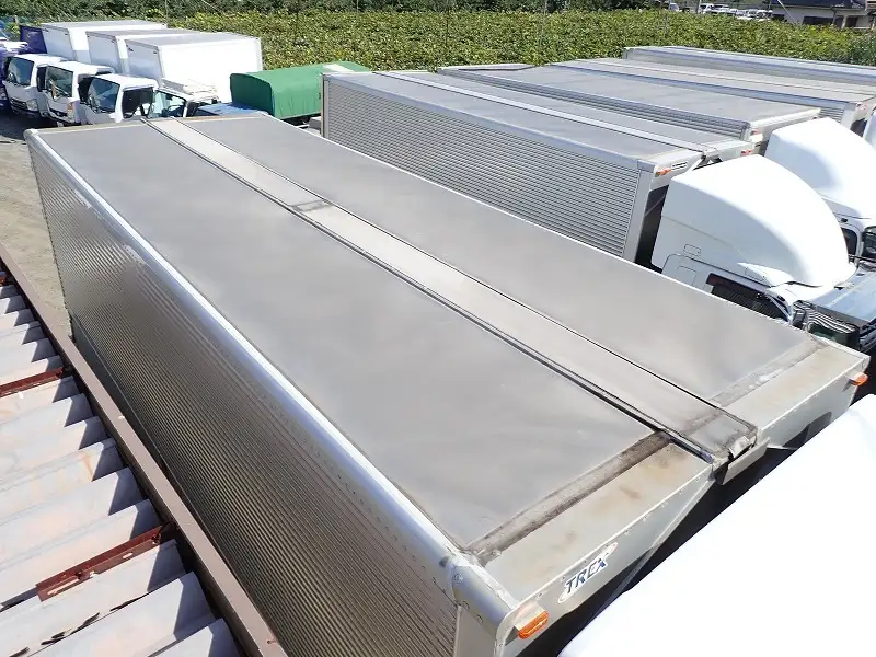 いすゞ フォワード 中型/増トン ウイング エアサス ベッドの中古トラック画像9