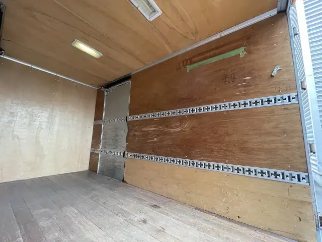 いすゞ エルフ 小型 アルミバン サイドドア 3枚観音の中古トラック画像9