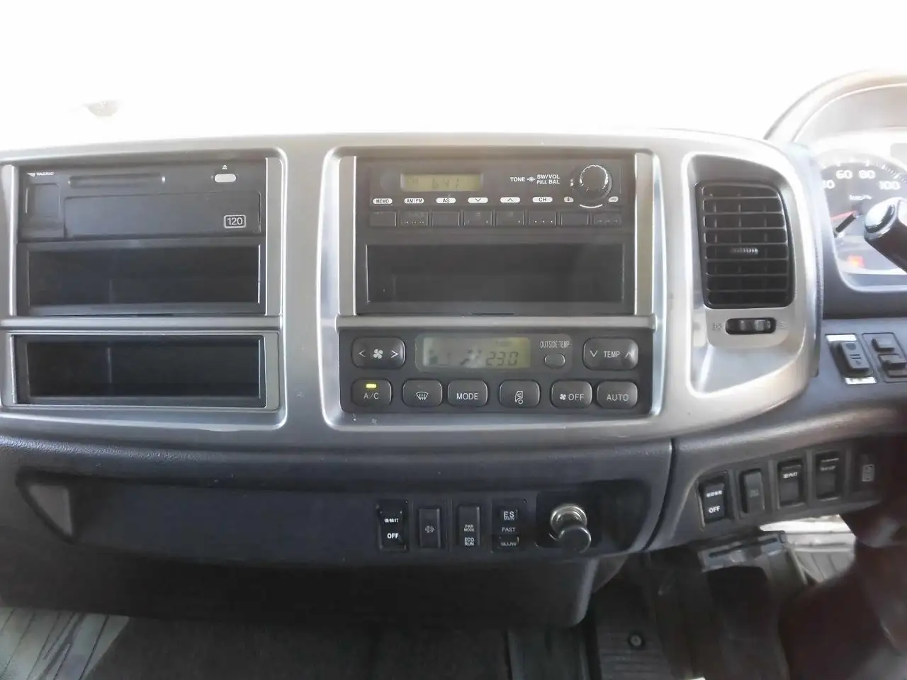 日野 レンジャー 中型/増トン ウイング エアサス ベッドの中古トラック画像13