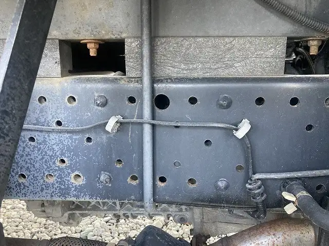 いすゞ エルフ 小型 平ボディ パワーゲート 床鉄板の中古トラック画像16