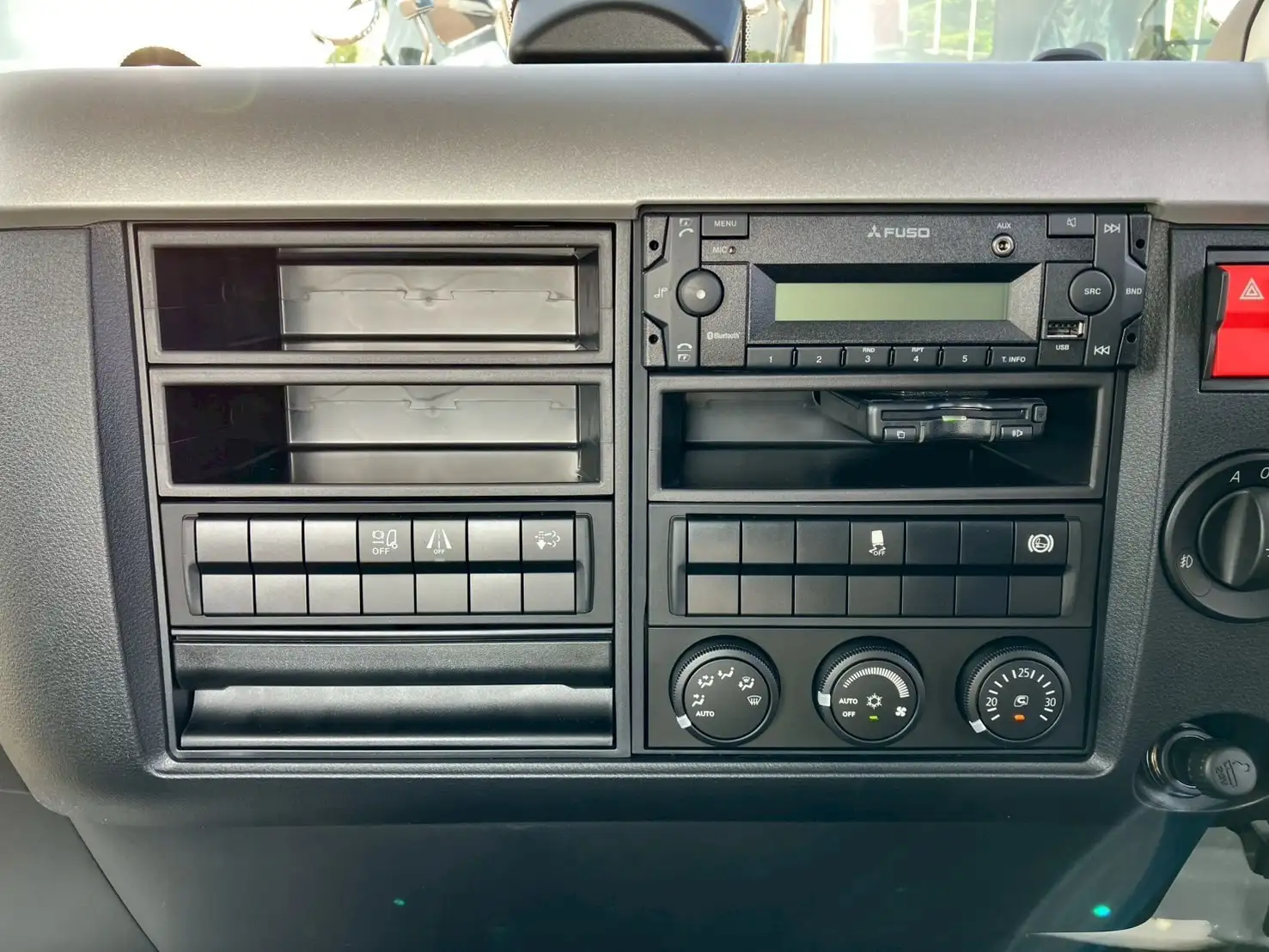 三菱 ファイター 中型/増トン 平ボディ ベッド 2KG-FK62Fの中古トラック画像12