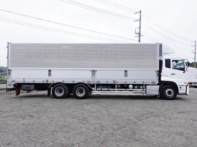 日産UD クオン 大型 ウイング エアサス ベッドの中古トラック画像3