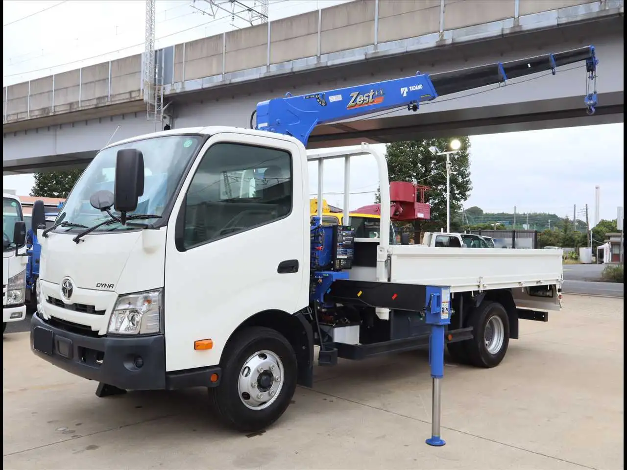 トヨタ ダイナ 小型 クレーン付 床鉄板 4段の中古トラック画像1