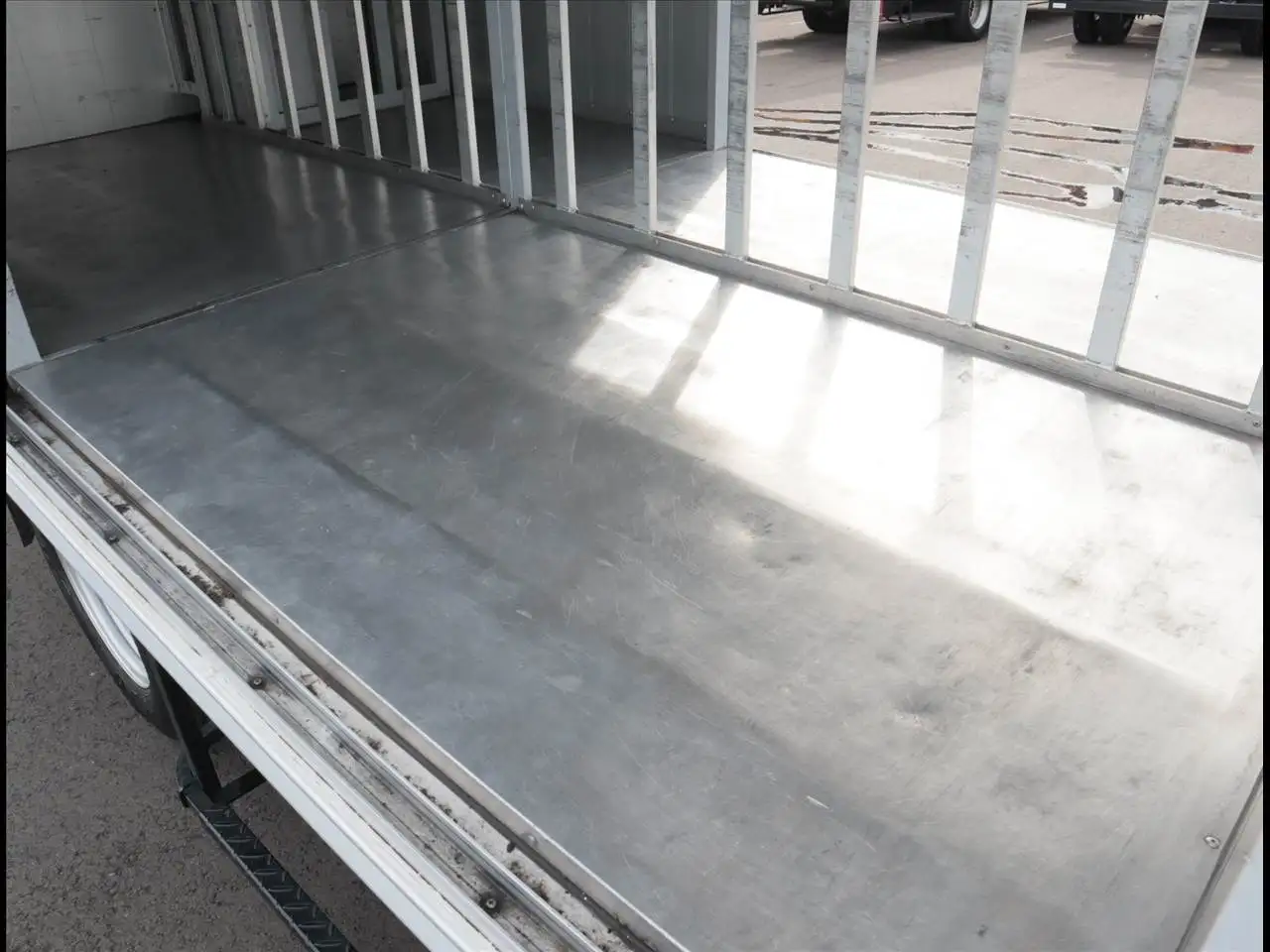 いすゞ エルフ 小型 アルミバン ボトルカー サイドドアの中古トラック画像8