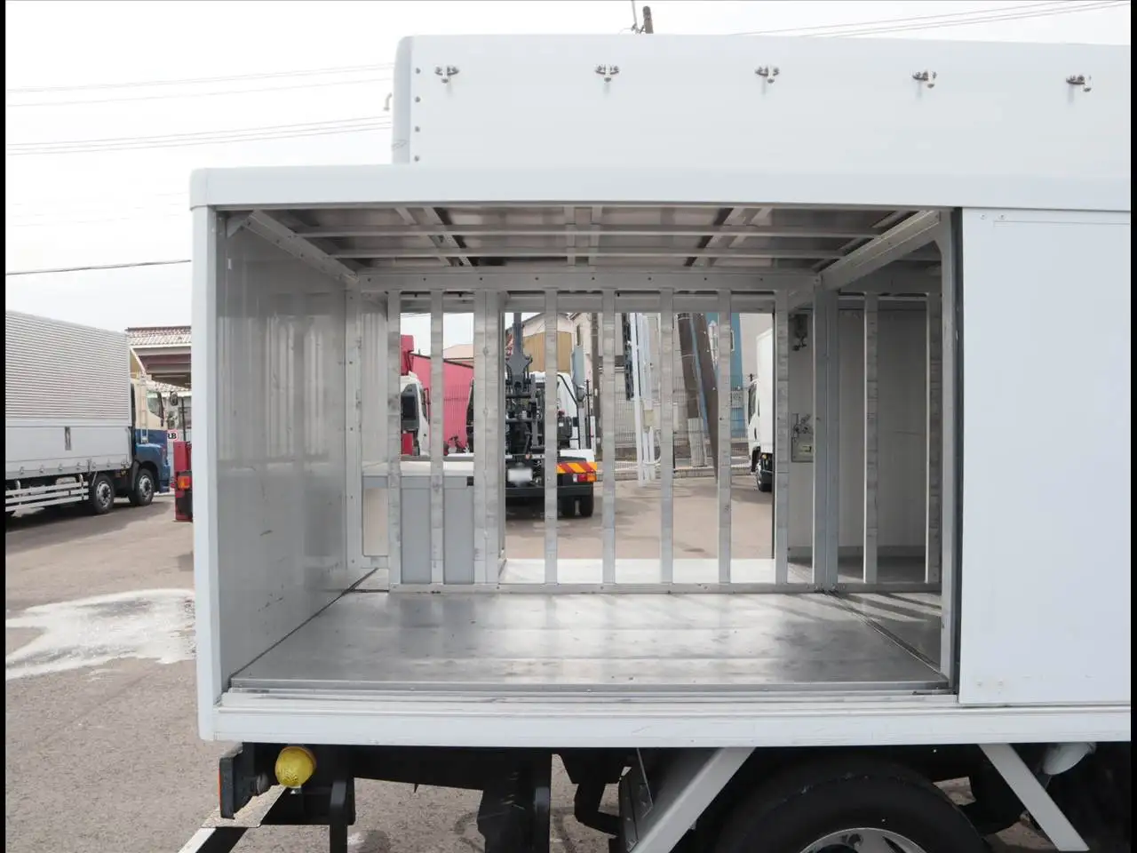 いすゞ エルフ 小型 アルミバン ボトルカー サイドドアの中古トラック画像7