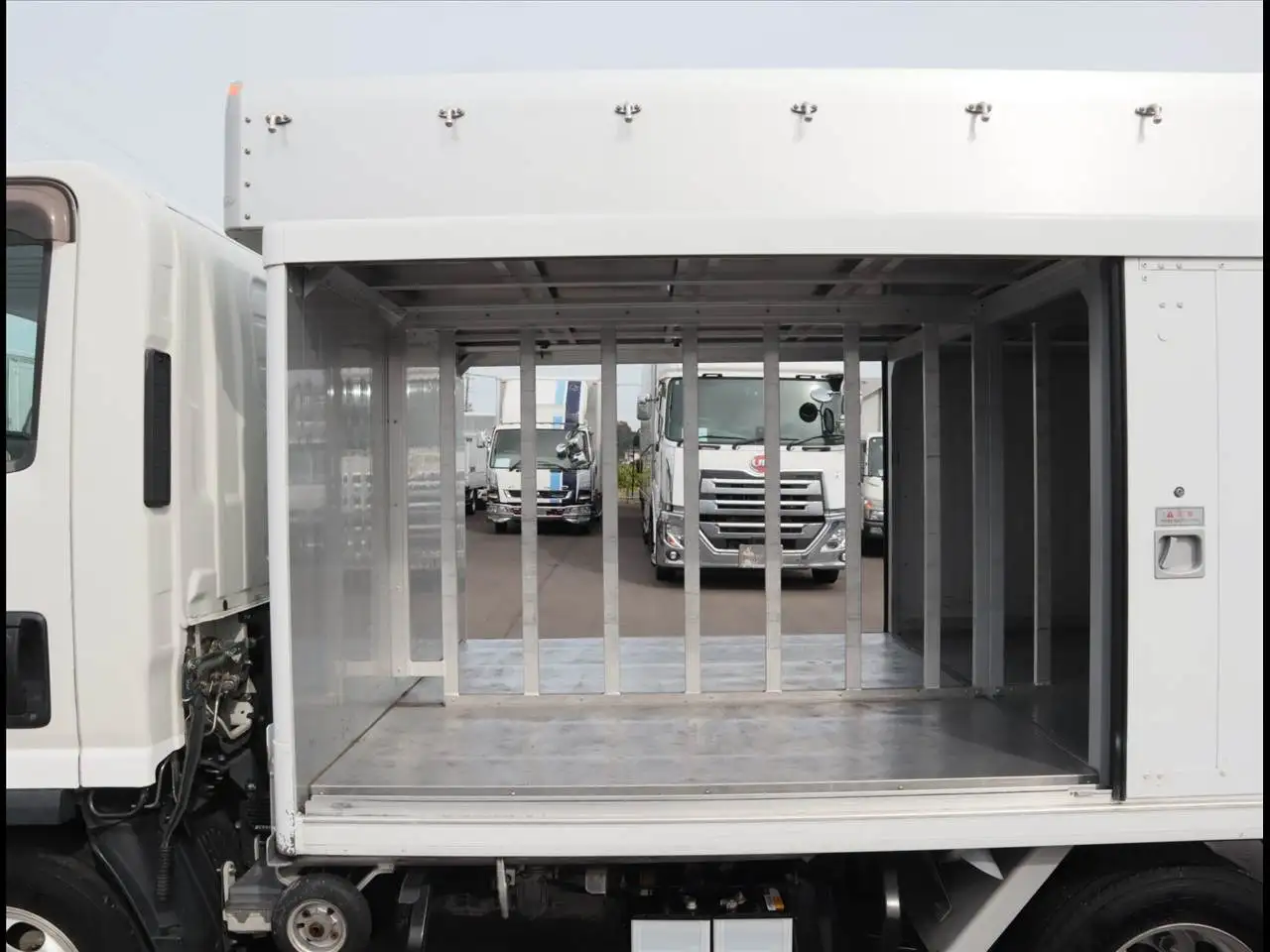 いすゞ エルフ 小型 アルミバン ボトルカー サイドドアの中古トラック画像6