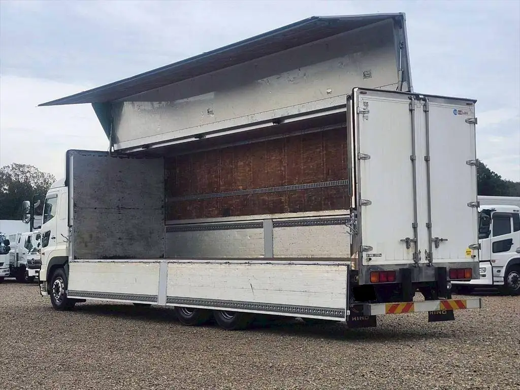 日野 プロフィア 大型 ウイング エアサス ベッドの中古トラック画像6