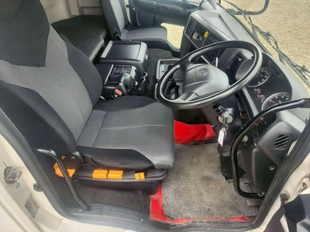 日野 プロフィア 大型 ウイング エアサス ベッドの中古トラック画像12