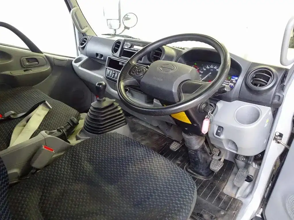 日野 デュトロ 小型 平ボディ 床鉄板 2RG-XZU655Mの中古トラック画像8