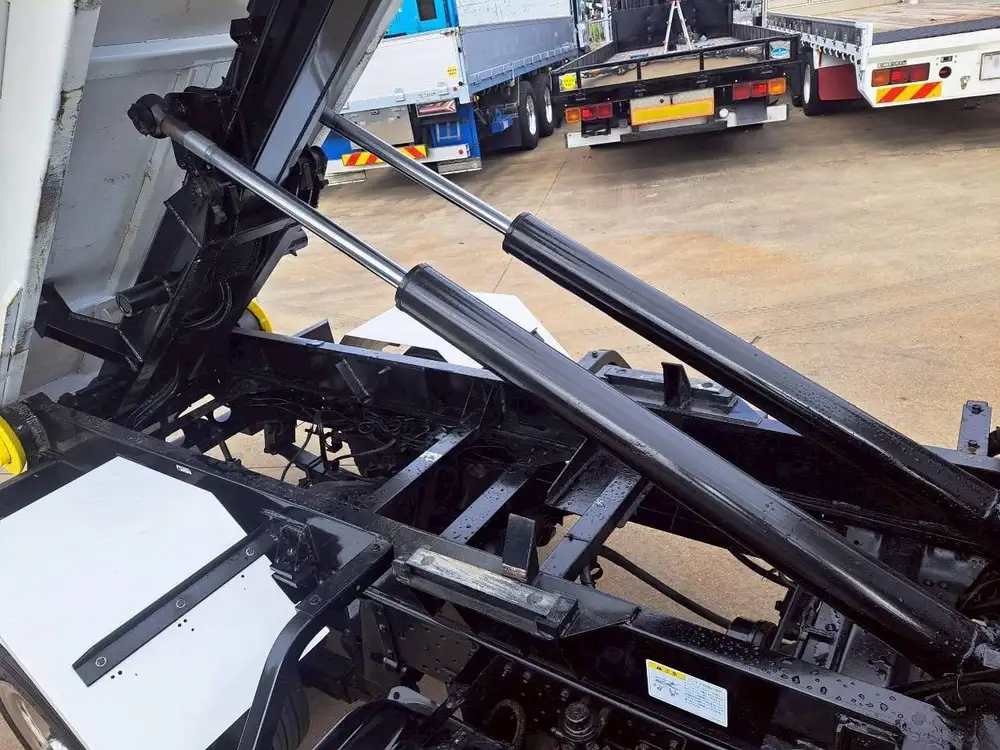 いすゞ エルフ 小型 アームロール コンテナ付き ツインホイストの中古トラック画像16