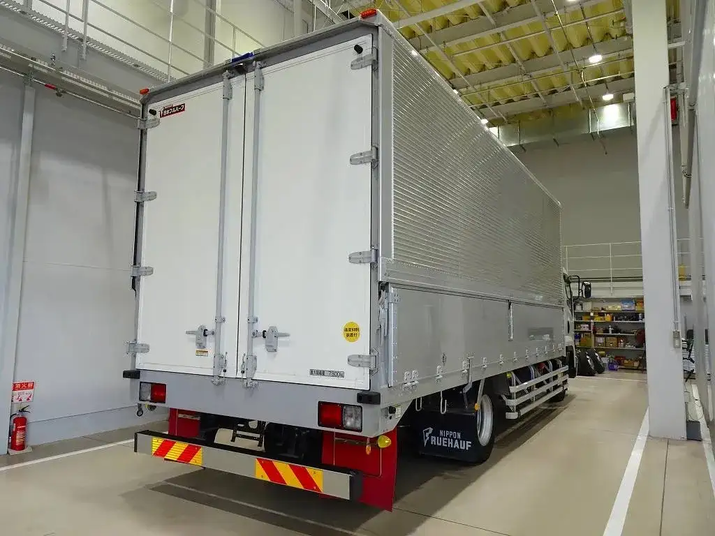 いすゞ フォワード 中型/増トン ウイング エアサス ベッドの中古トラック画像2