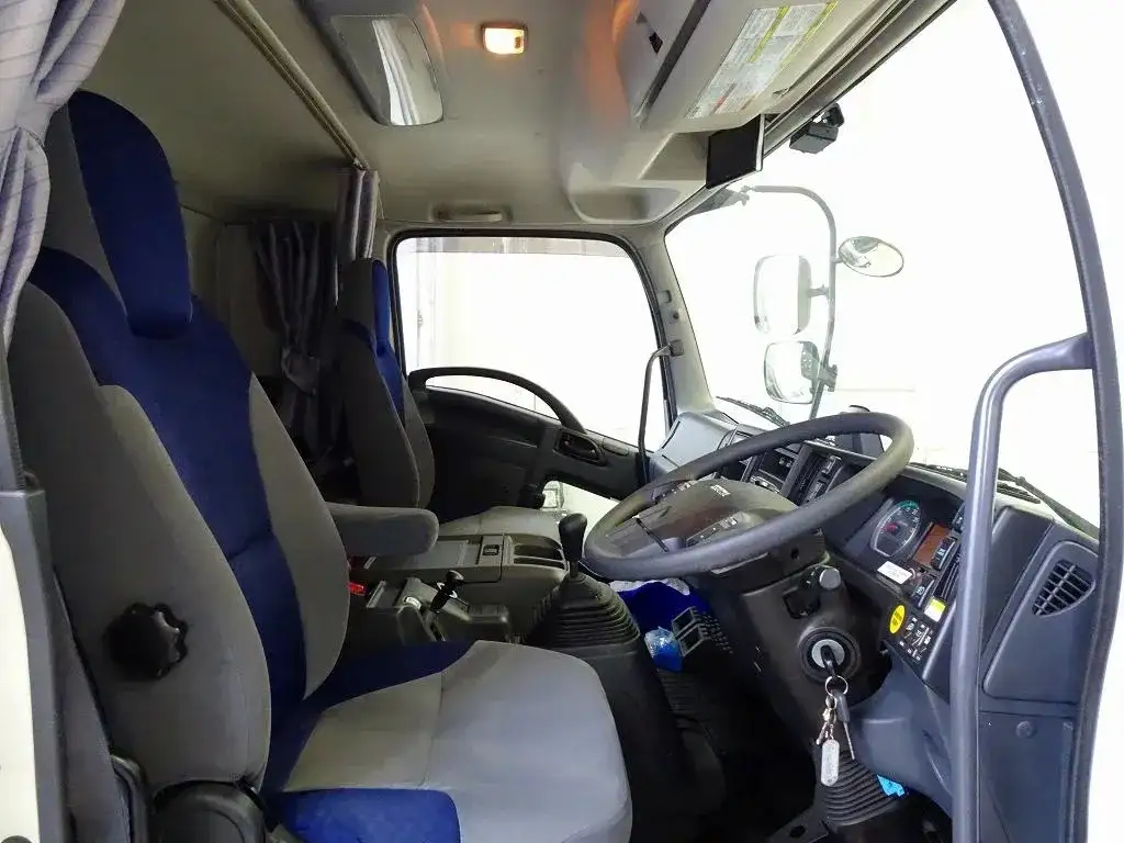 いすゞ フォワード 中型/増トン ウイング エアサス ベッドの中古トラック画像9