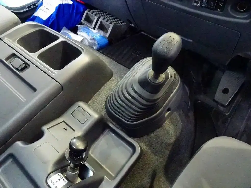 いすゞ フォワード 中型/増トン ウイング エアサス ベッドの中古トラック画像16