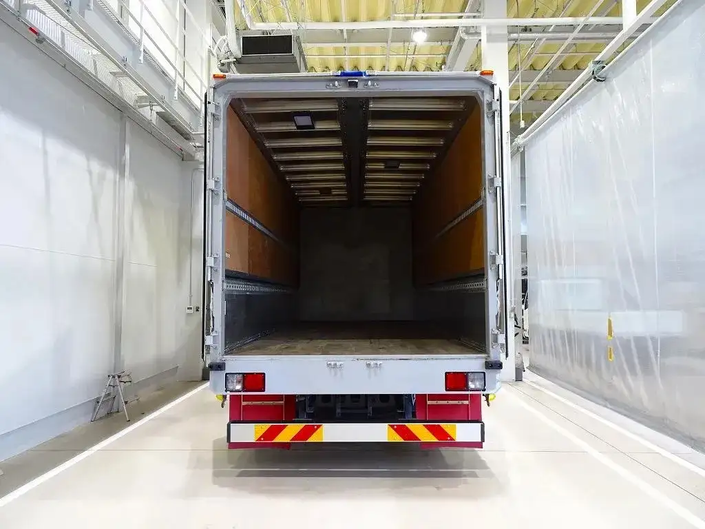 いすゞ フォワード 中型/増トン ウイング エアサス ベッドの中古トラック画像3