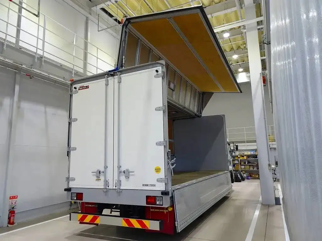 いすゞ フォワード 中型/増トン ウイング エアサス ベッドの中古トラック画像6