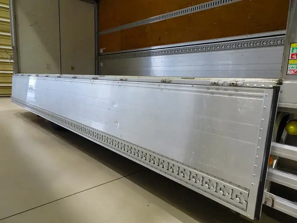 いすゞ フォワード 中型/増トン ウイング エアサス ベッドの中古トラック画像8