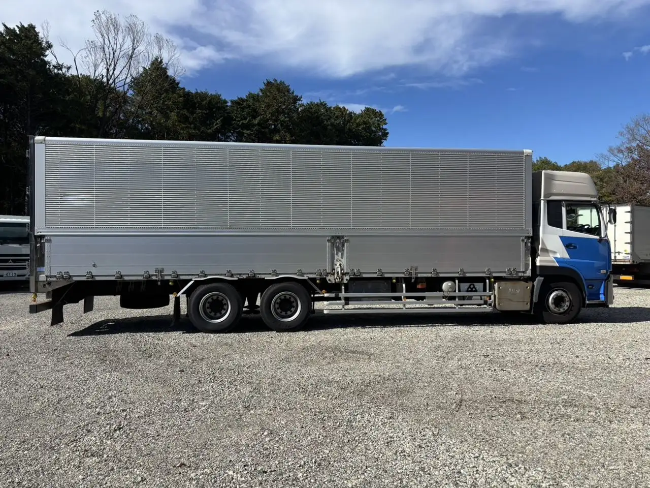 日産UD クオン 大型 ウイング ハイルーフ エアサスの中古トラック画像3